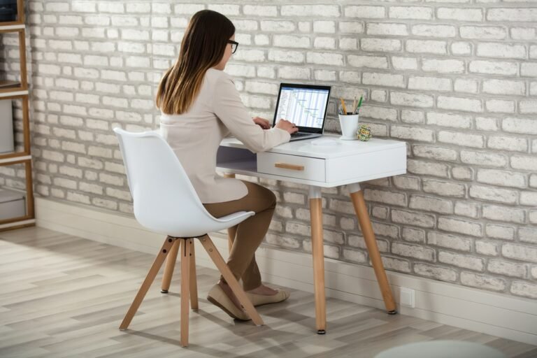 How High Should a Desk Be for a Good Sitting Position?